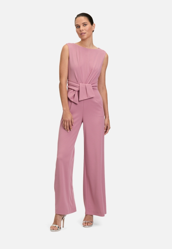 Jumpsuit mit weitem Bein / Modellfoto Vorderseite