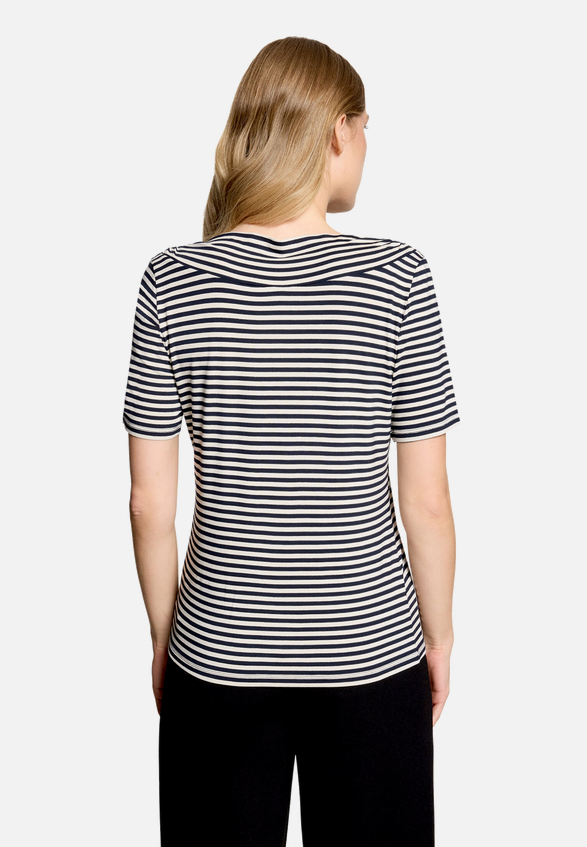 Ringelshirt mit Raffung / Modellfoto Rückseite