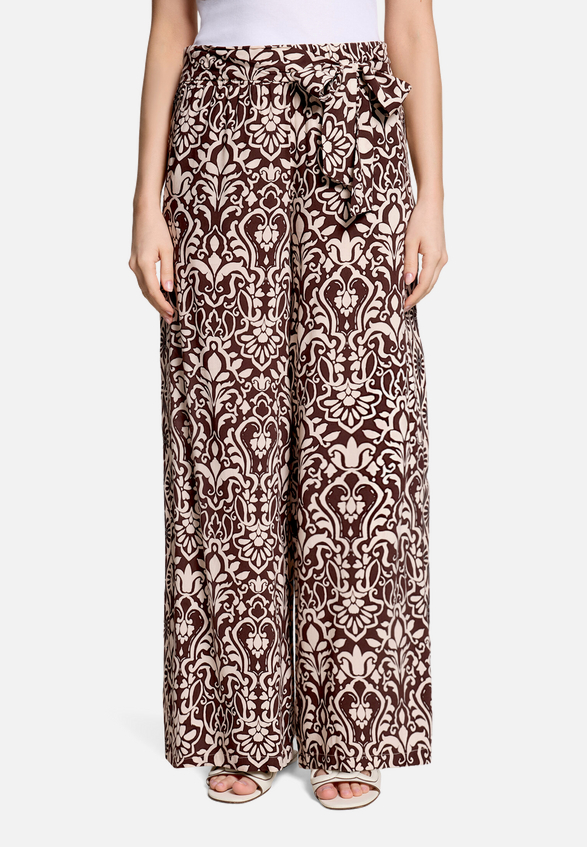 Palazzo-Hose mit Gummizug / Modellfoto Vorderseite