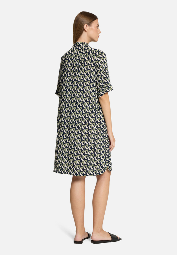 Hemdblusenkleid mit Aufdruck / Modellfoto Rückseite