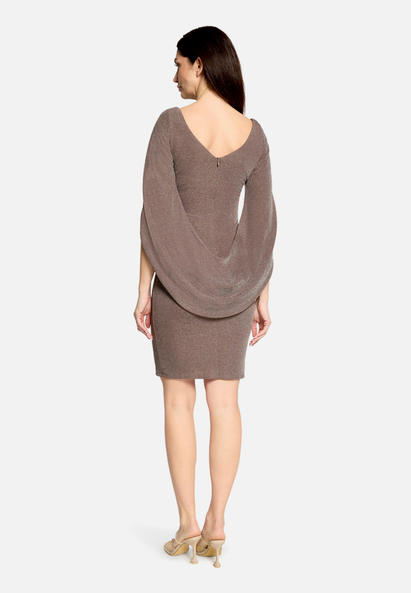 Cocktailkleid im Glitzer-Look / Modellfoto Rückseite