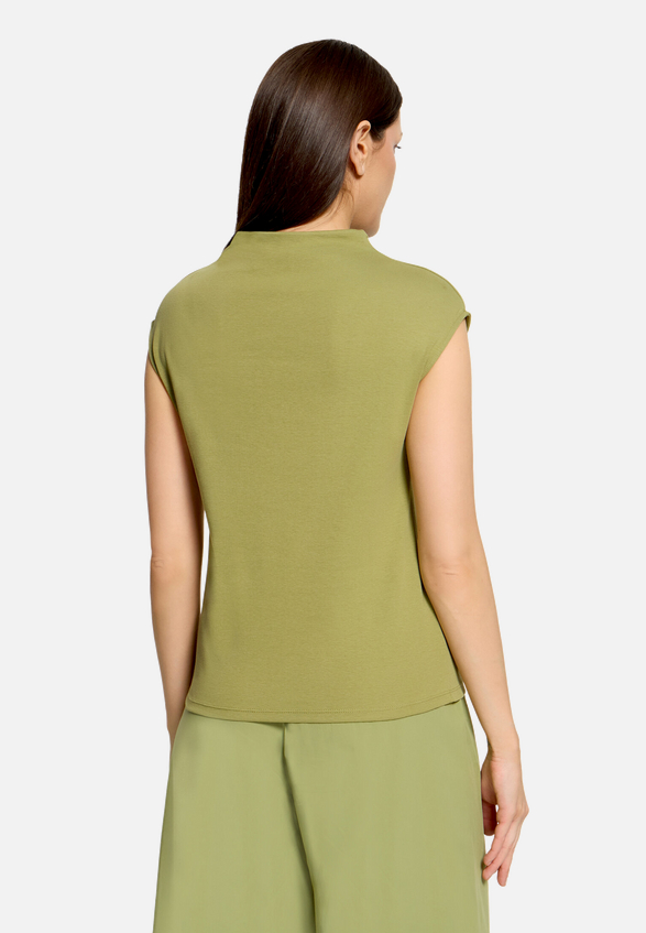 Basic Shirt mit Kragen / Modellfoto Rückseite