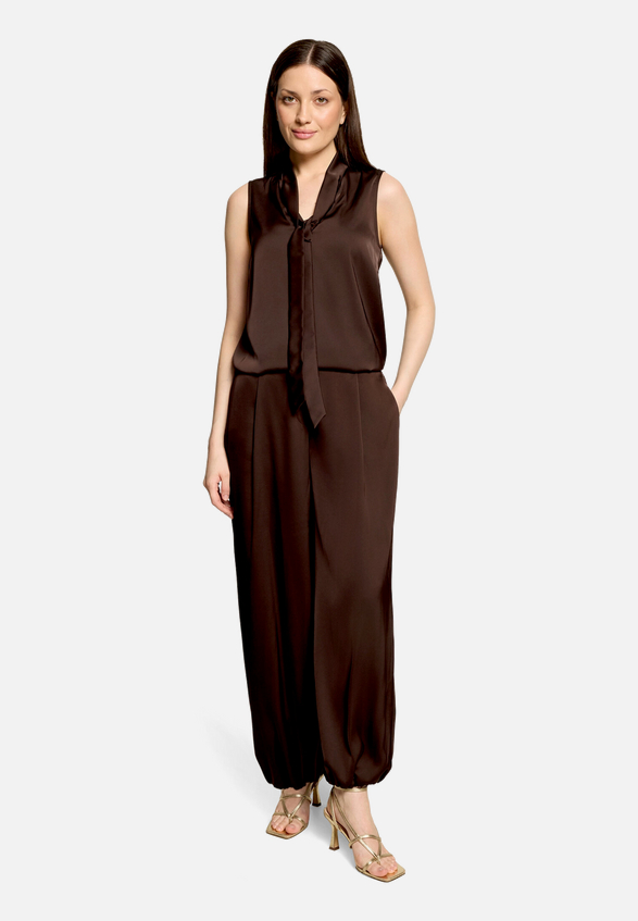 Schlupfhose mit Gummizug / Modellfoto Vorderseite (Outfit)