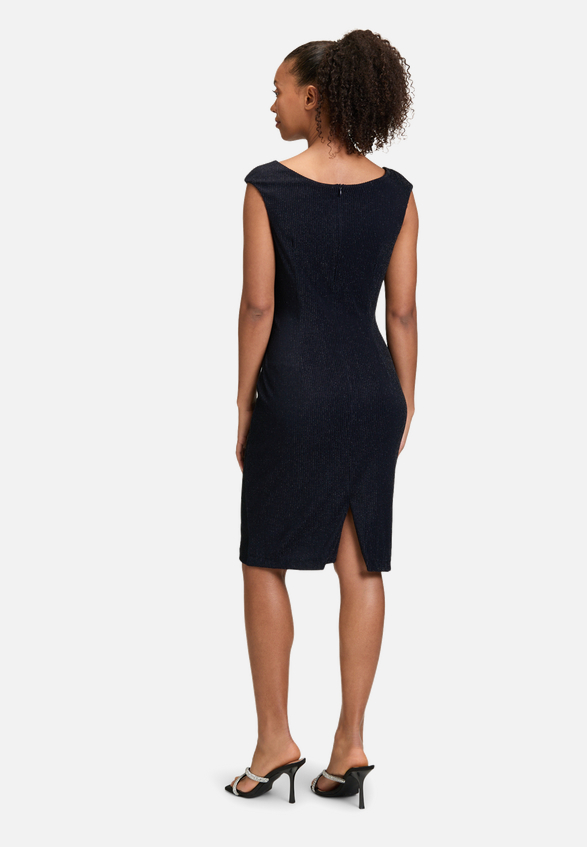 Cocktailkleid im Glitzer-Look / Modellfoto Rückseite