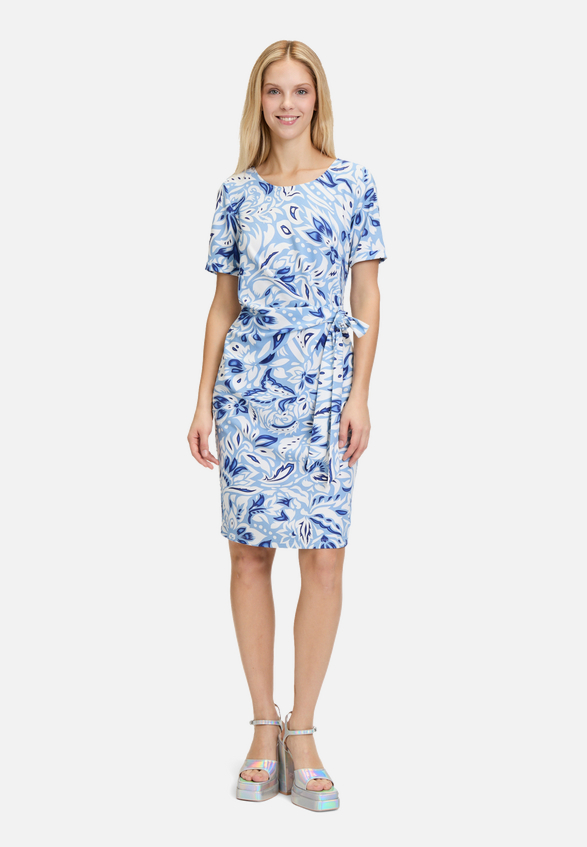 Casual-Kleid mit Muster / Modellfoto Vorderseite (Outfit)