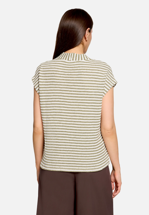Ringelshirt mit V-Ausschnitt / Modellfoto Rückseite