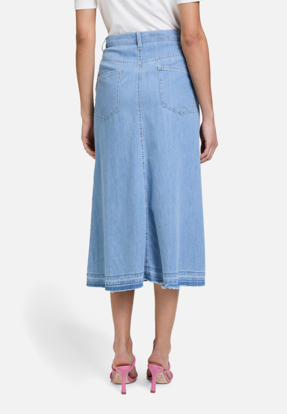 Jeansrock mit offenem Saum / Modellfoto Rückseite