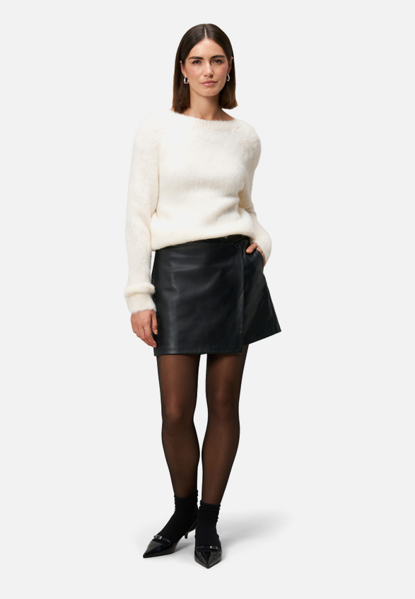 Skorts in Lederoptik / Modellfoto Vorderseite (Outfit)
