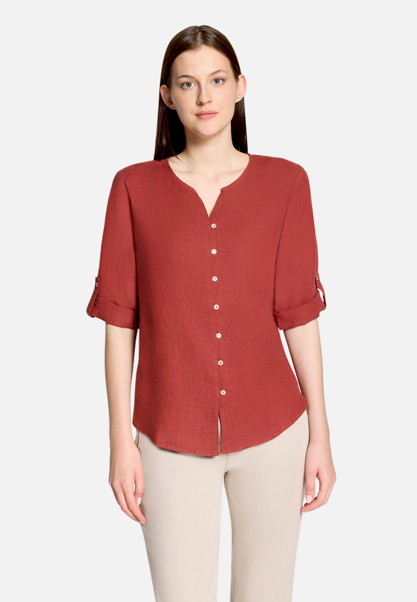 Leinenbluse mit V-Ausschnitt / Modellfoto Vorderseite
