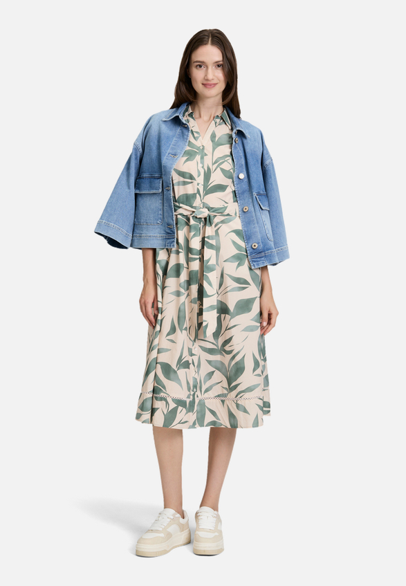 Hemdblusenkleid mit Print / Modellfoto Vorderseite (Outfit)