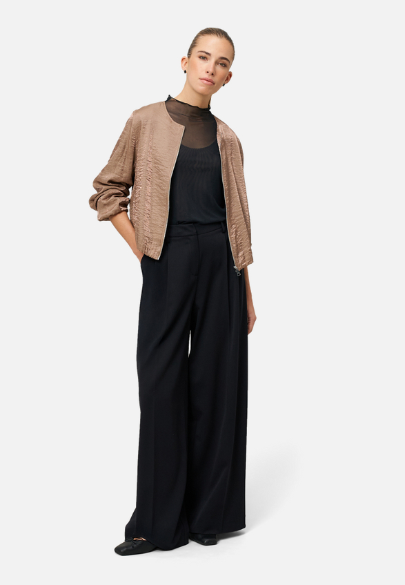 Jacke mit Knittereffekt / Modellfoto Vorderseite (Outfit)