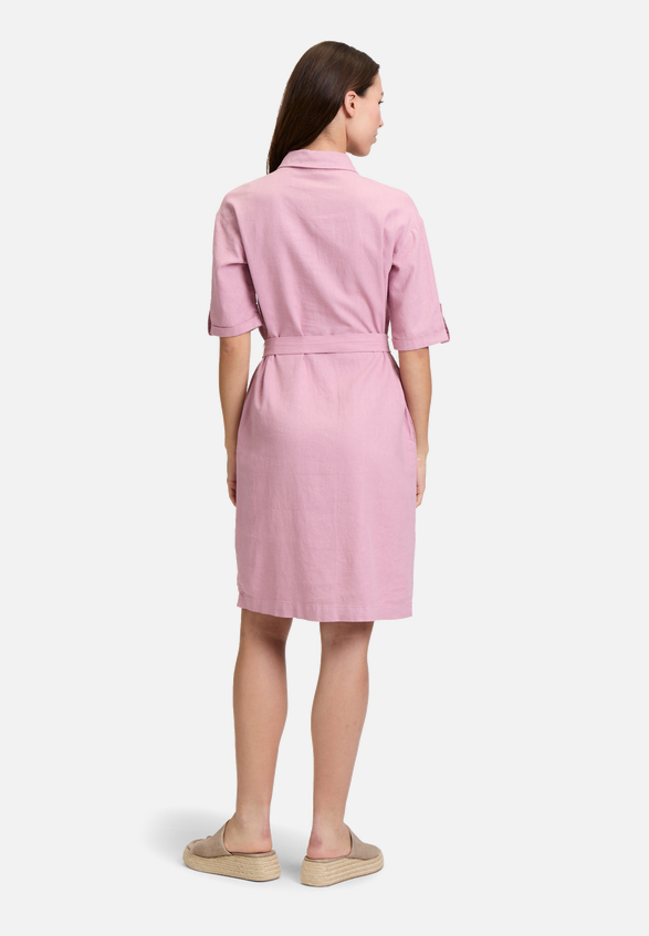 Freizeitkleid mit Gürtel / Modellfoto Rückseite