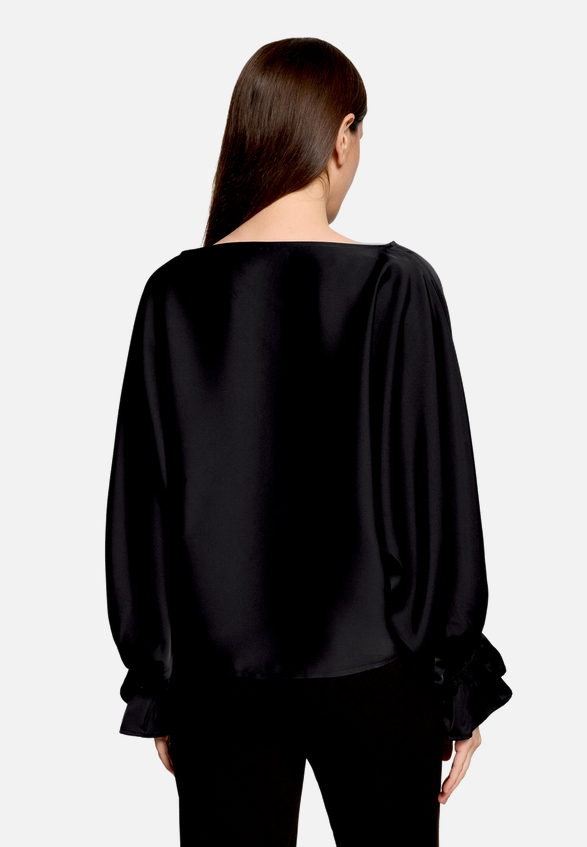 Satin-Bluse mit Fledermausärmeln / Modellfoto Rückseite