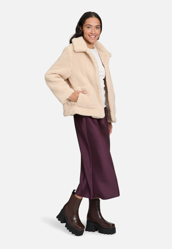 Plüschjacke mit Kragen / Modellfoto Vorderseite (Outfit)