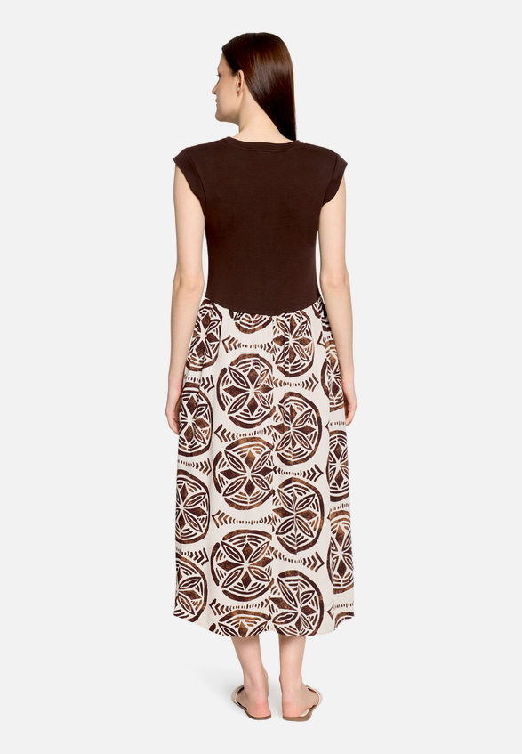 Casual-Kleid mit Eingrifftaschen / Modellfoto Rückseite