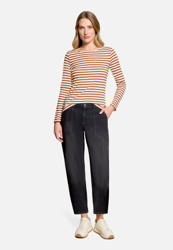 Ringelshirt mit U-Boot-Ausschnitt / Modellfoto Vorderseite (Outfit)