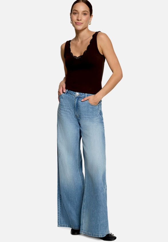 Trägertop mit Spitzenkante / Modellfoto Vorderseite (Outfit)