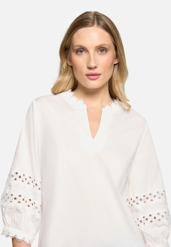 Casual-Bluse mit Spitzeneinsatz / Detailbild