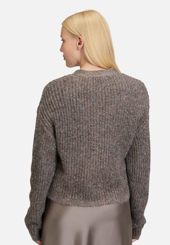 Cardigan mit V-Ausschnitt / Modellfoto Rückseite