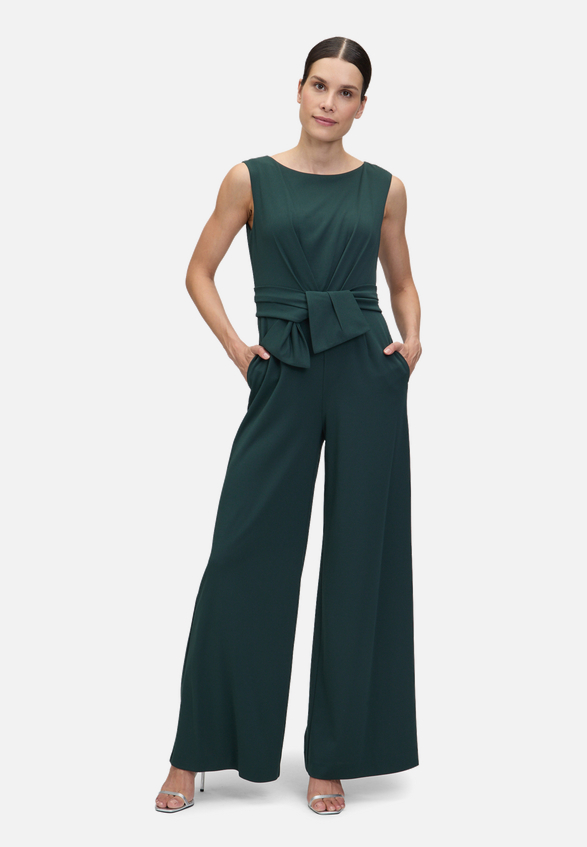 Jumpsuit mit weitem Bein / Modellfoto Vorderseite