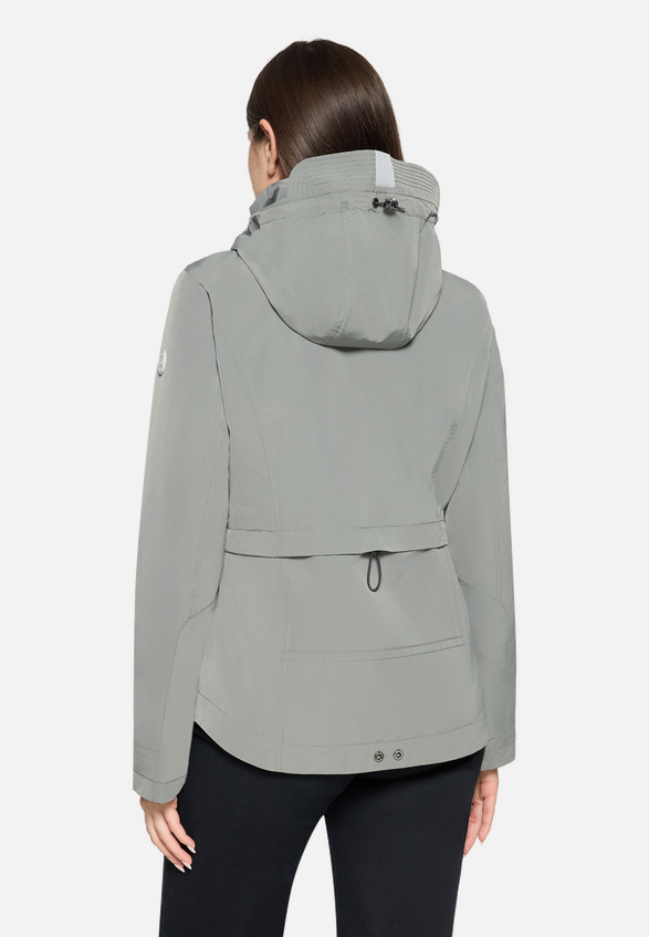 Sommerjacke mit abnehmbarer Kapuze / Modellfoto Rückseite