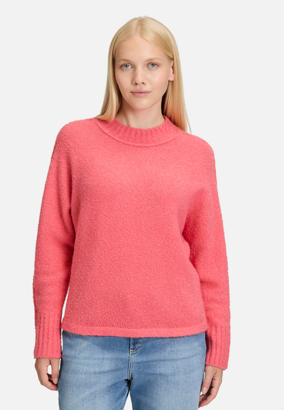 Strickpullover mit Fledermausärmeln / Modellfoto Vorderseite