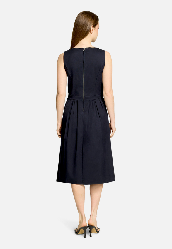 Sommerkleid tailliert / Modellfoto Rückseite