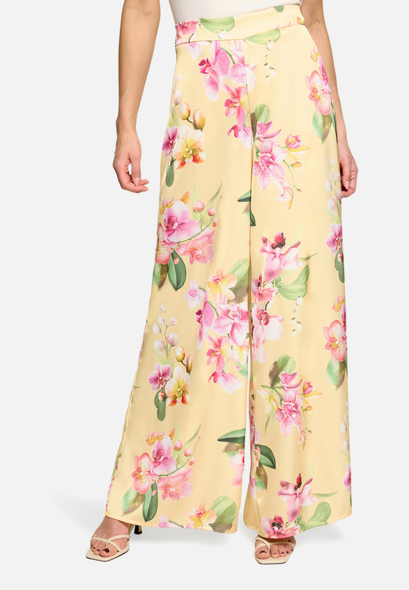 Marlene-Hose mit Blumenprint / Modellfoto Vorderseite