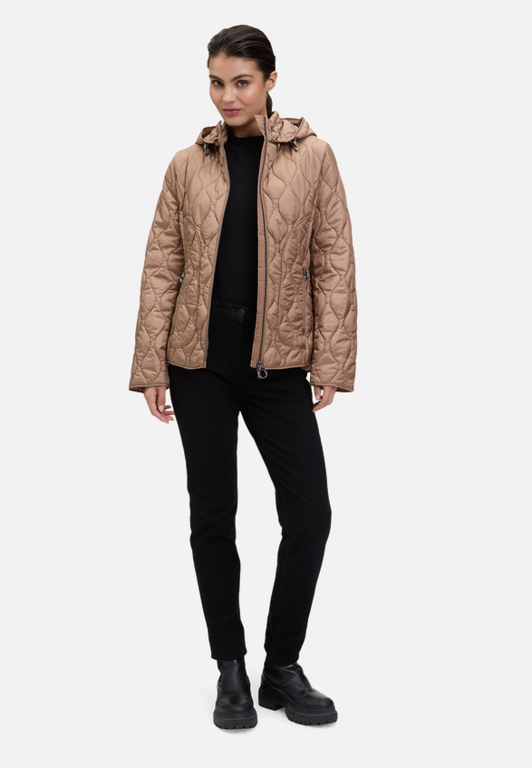 Outdoorjacke mit abnehmbarer Kapuze / Modellfoto Vorderseite (Outfit)