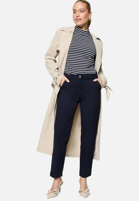 Chinohose  mit Stretch 28 Inch  / Modellfoto Vorderseite (Outfit)