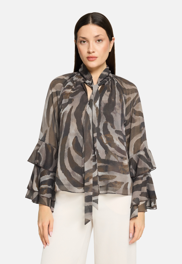 Chiffonbluse mit Volant / Modellfoto Vorderseite