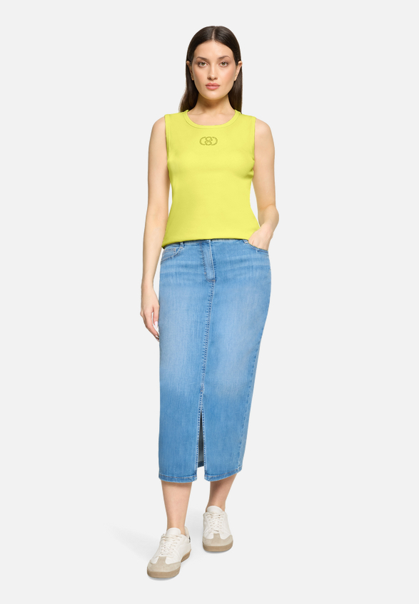 Trägertop mit Rippenstruktur / Modellfoto Vorderseite (Outfit)