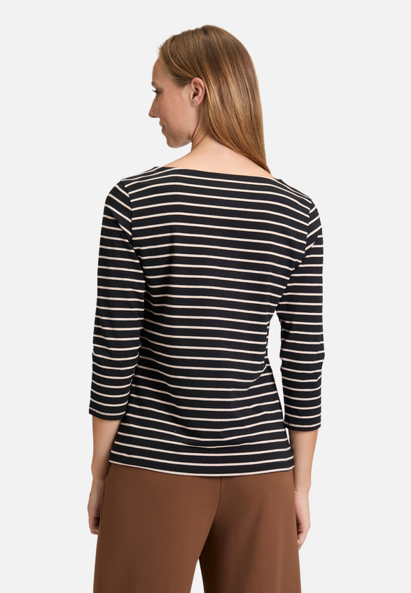 Ringelshirt mit U-Boot-Ausschnitt / Modellfoto Rückseite
