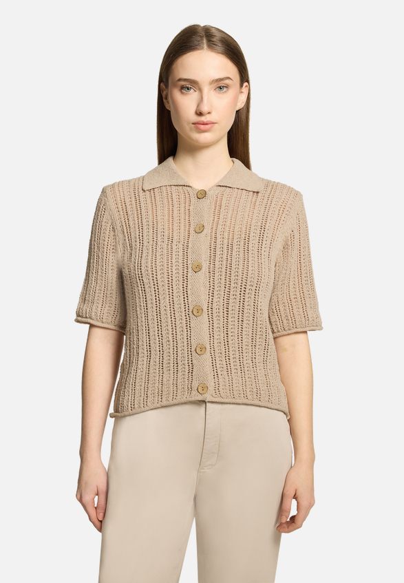 Sommer-Strickjacke mit Knopfleiste / Modellfoto Vorderseite