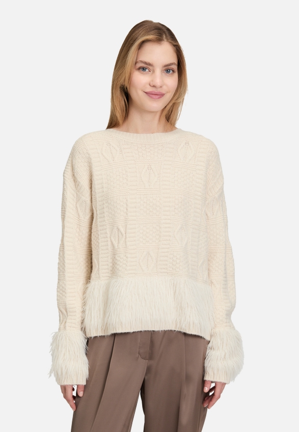 Grobstrick-Pullover mit Effektgarn / Modellfoto Vorderseite