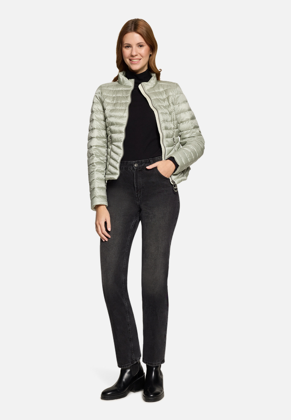 Steppjacke mit Stehkragen / Modellfoto Vorderseite (Outfit)