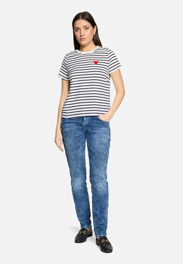 Kurzarm-Shirt mit Rundhalsausschnitt / Modellfoto Vorderseite (Outfit)