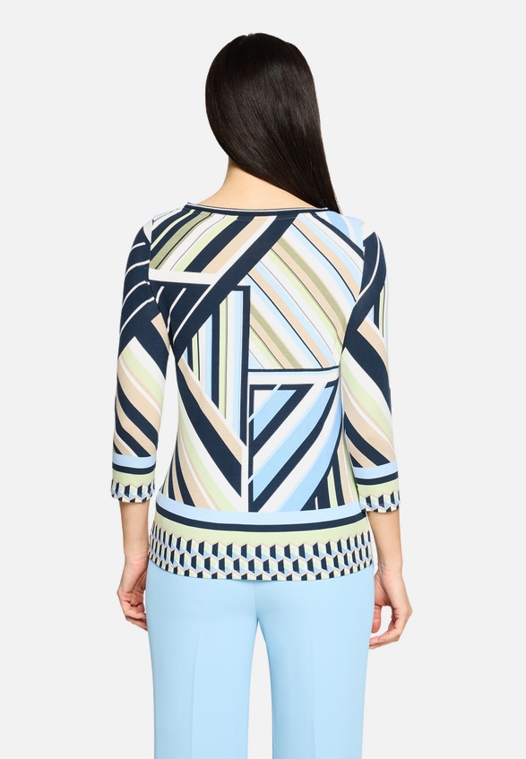Basic Shirt mit Print / Modellfoto Rückseite