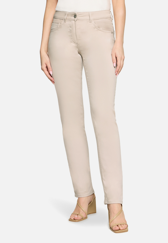 Casual-Hose mit aufgesetzten Taschen / Modellfoto Vorderseite