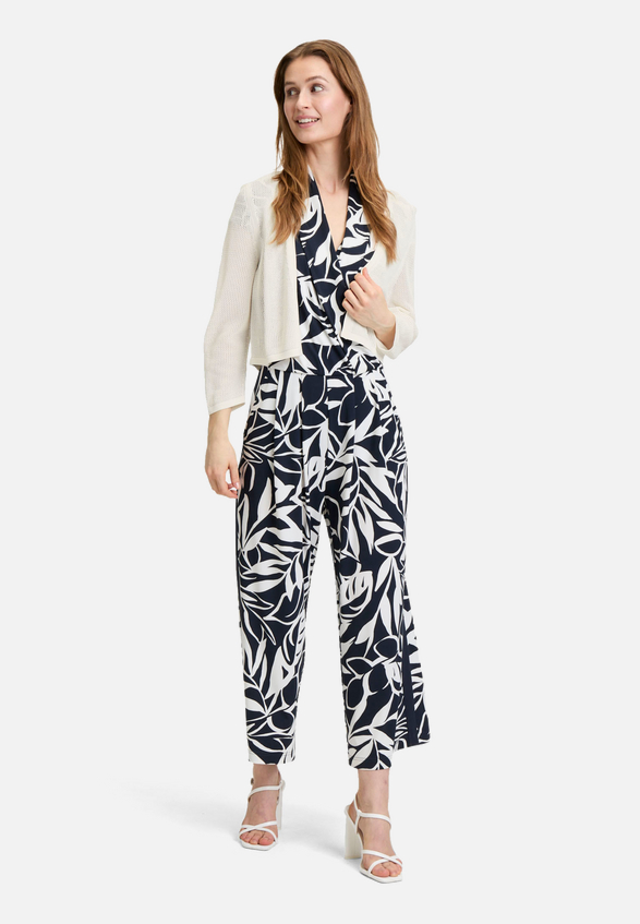 Sommer-Strickjacke mit 3/4 Arm / Modellfoto Vorderseite (Outfit)