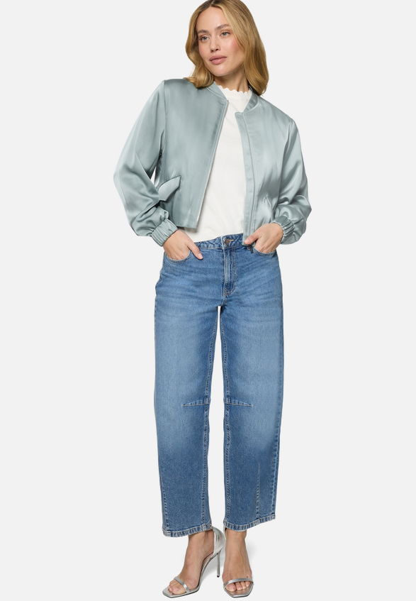 Satin-Jacke  mit Reißverschluss  / Modellfoto Vorderseite (Outfit)