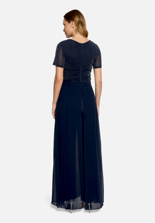 Jumpsuit mit Wasserfallausschnitt / Modellfoto Rückseite