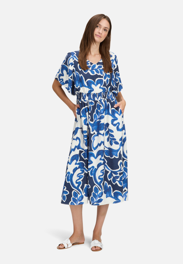 Sommerkleid mit Blumenprint / Modellfoto Vorderseite (Outfit)