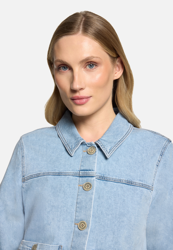 Jeansjacke mit Stickerei / Detailbild