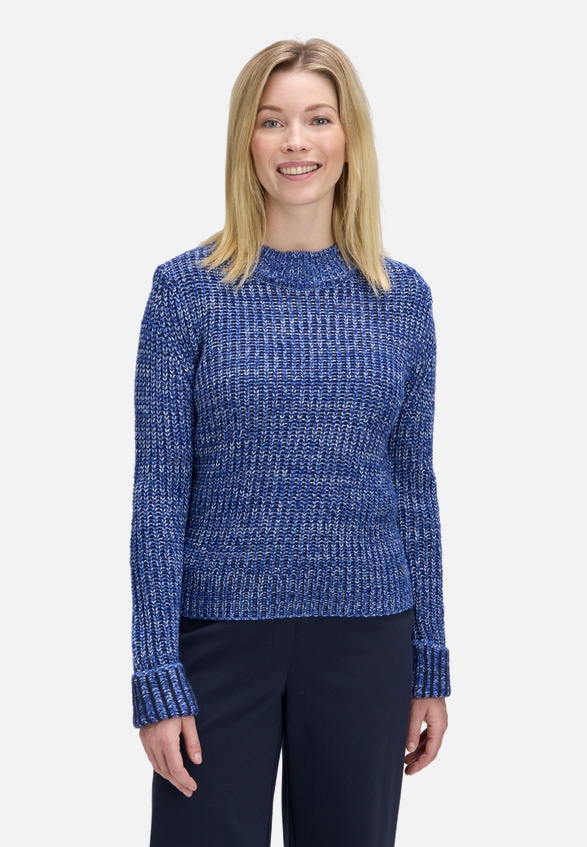 Strickpullover mit Struktur / Modellfoto Vorderseite