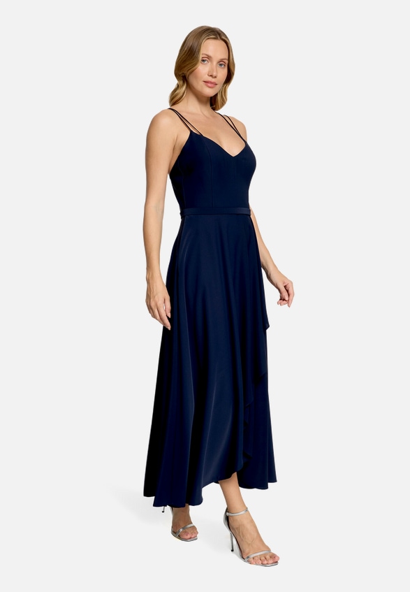 Abendkleid mit Volant / Modellfoto Vorderseite (Outfit)