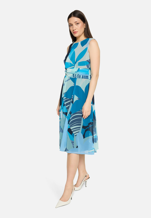 Midikleid ohne Arm / Modellfoto Vorderseite (Outfit)
