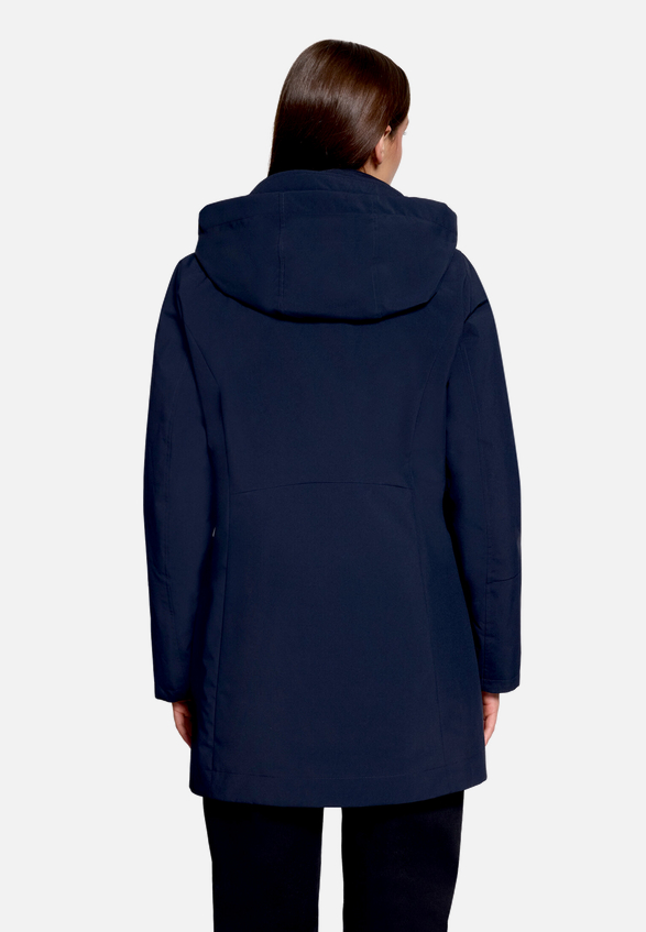 Funktionsjacke  mit abnehmbarer Kapuze / Modellfoto Rückseite