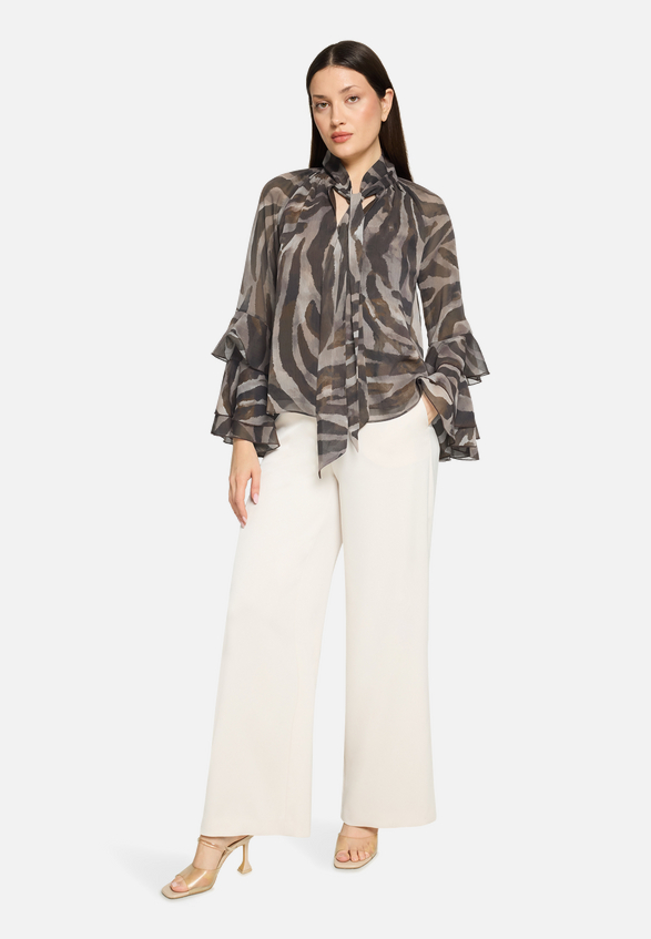 Chiffonbluse mit Volant / Modellfoto Vorderseite (Outfit)