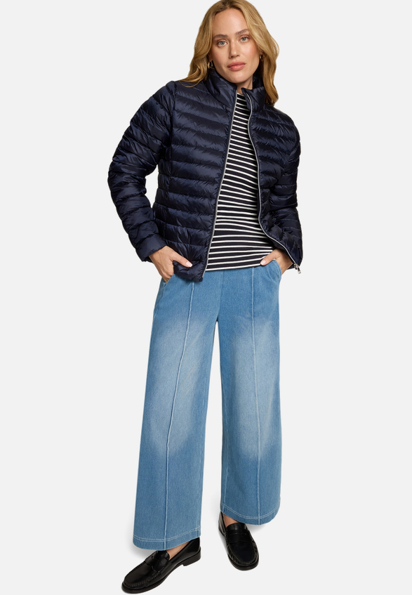 Steppjacke mit Stehkragen / Modellfoto Vorderseite (Outfit)